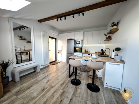 Kitchen or kitchenette, Dining area