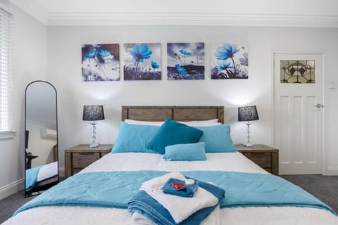 Bed, Photo of the whole room, Bedroom