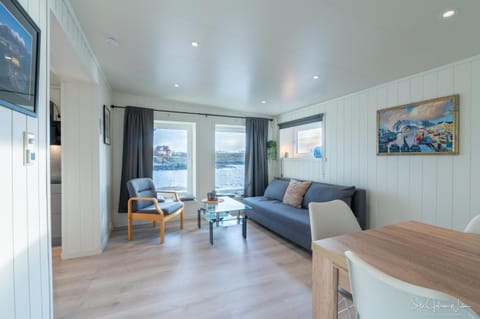 View (from property/room), Living room, Seating area, Dining area, Sea view