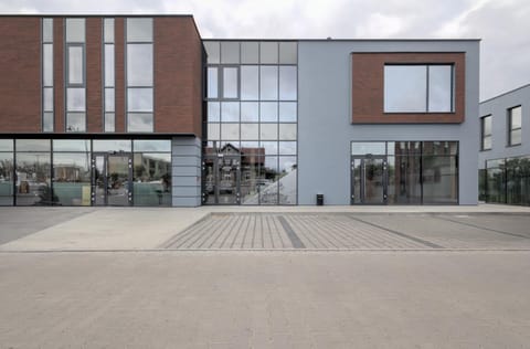 Property building, Facade/entrance, Bathroom, Kitchen or kitchenette, Drinks, Parking