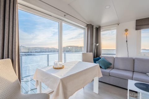 View (from property/room), Balcony/Terrace, Living room, Seating area, Dining area, Sea view