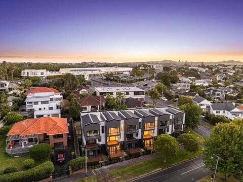 Mission Bay 4 bedrooms Tidy Unit House in Auckland