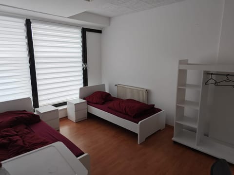 Photo of the whole room, Bedroom, wardrobe
