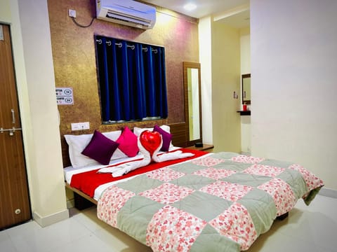 Bed, Photo of the whole room, Bedroom, air conditioner