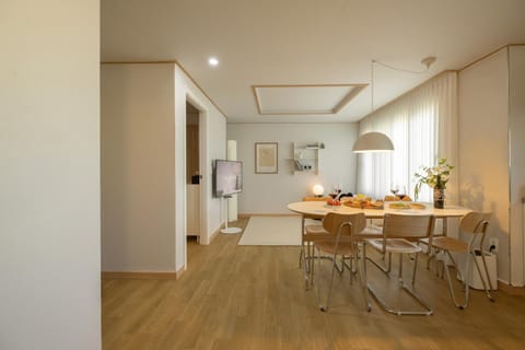Kitchen or kitchenette, Living room, Seating area, Dining area