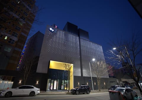 Property building, Location