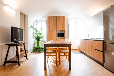 Communal lounge/ TV room, TV and multimedia, Kitchen or kitchenette, Dining area, oven, stove