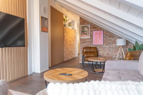 Communal lounge/ TV room, TV and multimedia, Living room, Seating area, Evening entertainment