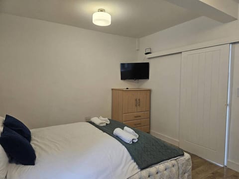 Bed, TV and multimedia, Bedroom, towels