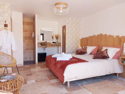 Bed, Photo of the whole room, Seating area, Bedroom, towels