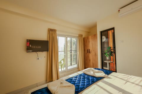 Bed, TV and multimedia, Photo of the whole room, Bedroom, air conditioner