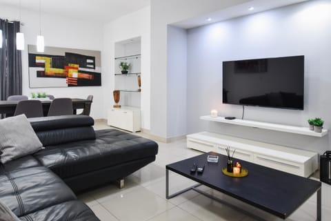 TV and multimedia, Living room, Seating area, Evening entertainment