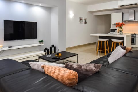 Communal lounge/ TV room, TV and multimedia, Kitchen or kitchenette, Living room, Seating area, Dining area, Evening entertainment