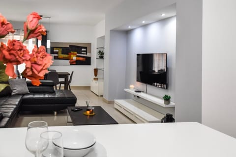 Communal lounge/ TV room, TV and multimedia, Living room, Seating area, Evening entertainment