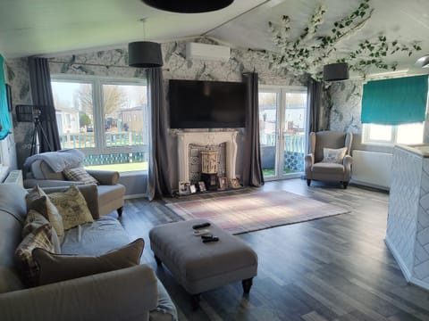 Large double sized lodge ideal for furry friends to stay Campground/ 
RV Resort in Northampton