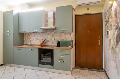 Coffee/tea facilities, Kitchen or kitchenette, Dining area, microwave, oven, kitchen, air conditioner