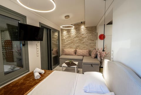 Bed, TV and multimedia, Seating area, Bedroom