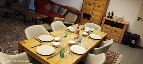 TV and multimedia, Seating area, Dining area, Food, Food