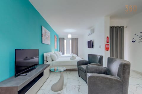 Communal lounge/ TV room, Bed, TV and multimedia, Living room, Photo of the whole room, Seating area, Evening entertainment, Bedroom