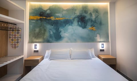 Bed, Photo of the whole room, Decorative detail, Bedroom