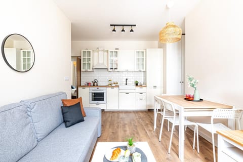 Kitchen or kitchenette, Living room, Seating area, Dining area