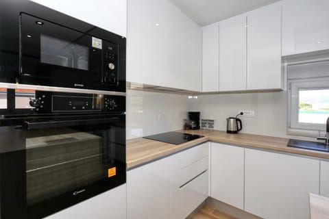 Coffee/tea facilities, Kitchen or kitchenette, dishwasher, oven, stove