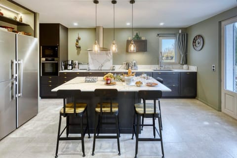 Kitchen or kitchenette, Dining area, oven