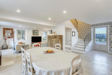 TV and multimedia, Kitchen or kitchenette, Living room, Dining area