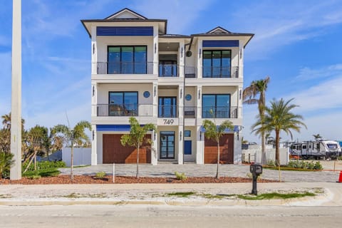 749 Paradise Pointe NEW Luxury Build home House in Estero Island