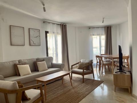 TV and multimedia, Living room, Seating area, Dining area
