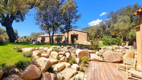 Domaine de Gialla Bergerie Prugna, 8 pers, piscine chauffée, 10 mn plage Villa in Zonza