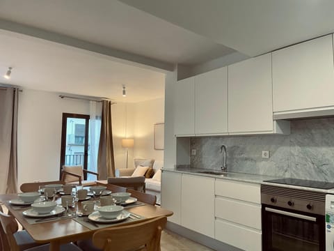 Kitchen or kitchenette, Dining area, stove