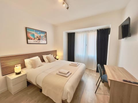 Bed, TV and multimedia, Photo of the whole room, Bedroom