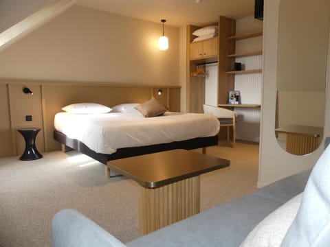 Photo of the whole room, Bedroom