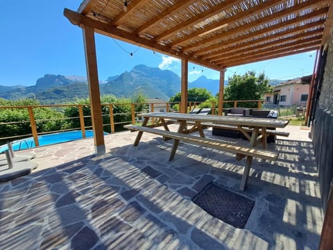 Patio, Mountain view