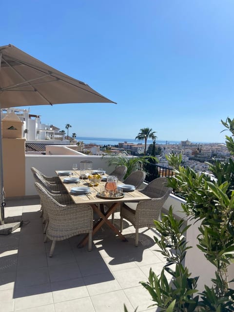 Property building, Balcony/Terrace, Living room
