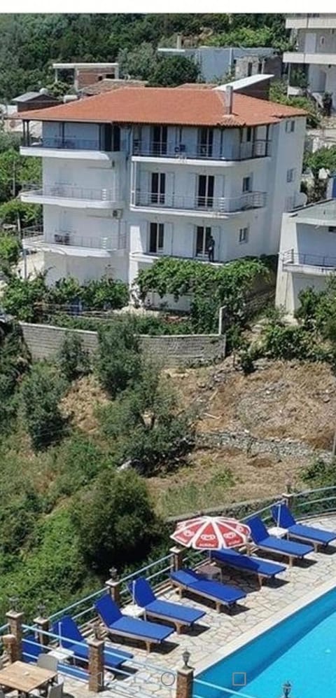 Property building, Natural landscape, Garden, Balcony/Terrace, Garden view, Pool view