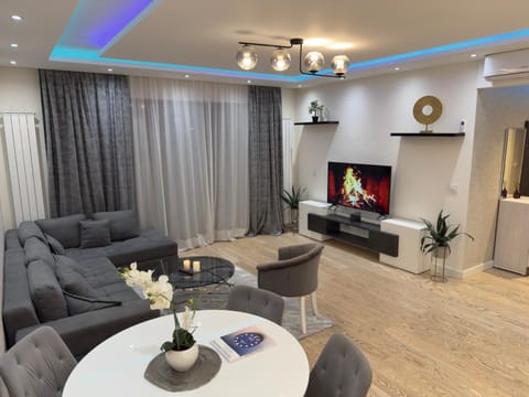 Communal lounge/ TV room, TV and multimedia, Living room, Seating area, Dining area, Evening entertainment