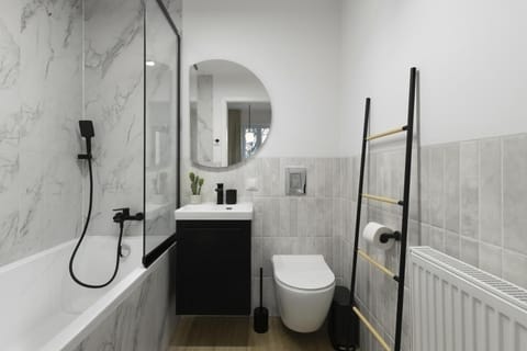 Shower, Toilet, Bathroom, Bath, towels