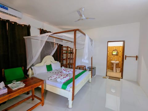 Bed, Photo of the whole room, Bedroom, air conditioner