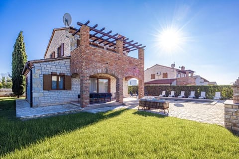 Property building, Day, Garden, Garden view