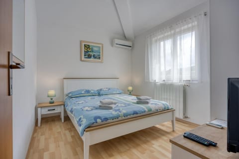 Bed, TV and multimedia, Bedroom, internet, towels, air conditioner