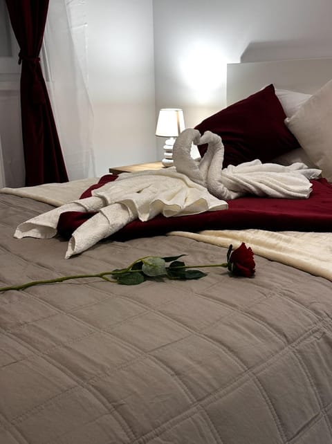 Bed, Photo of the whole room, Bedroom, towels