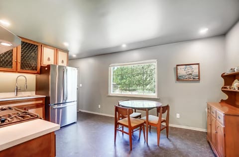 Retro Refuge On Woodstock Dr House in Ohio