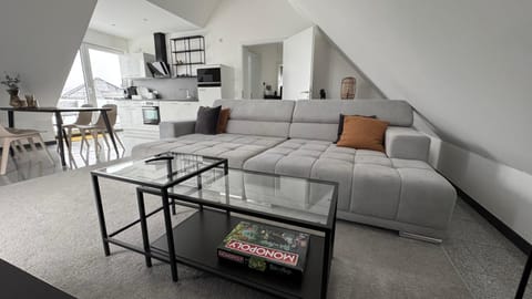 TV and multimedia, Kitchen or kitchenette, Living room, Seating area, Dining area