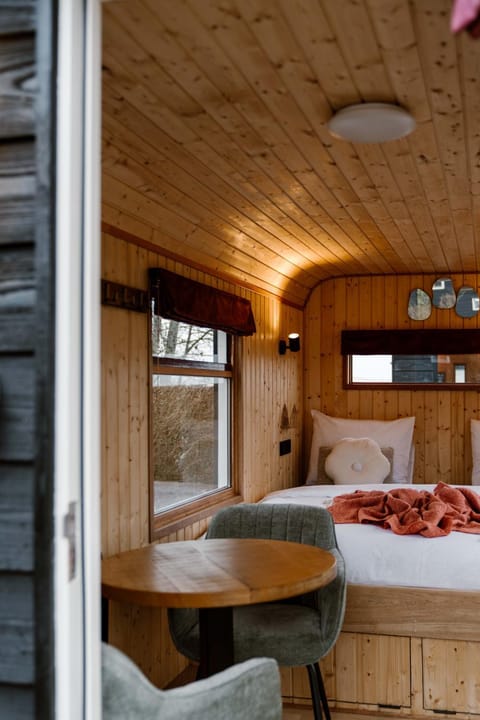 Property building, Bed, Photo of the whole room, Dining area, Bedroom