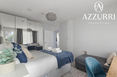 Bed, Photo of the whole room, Bedroom, Text overlay, towels