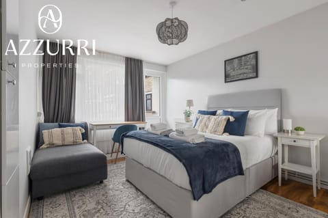 Bed, Photo of the whole room, Seating area, Bedroom, towels