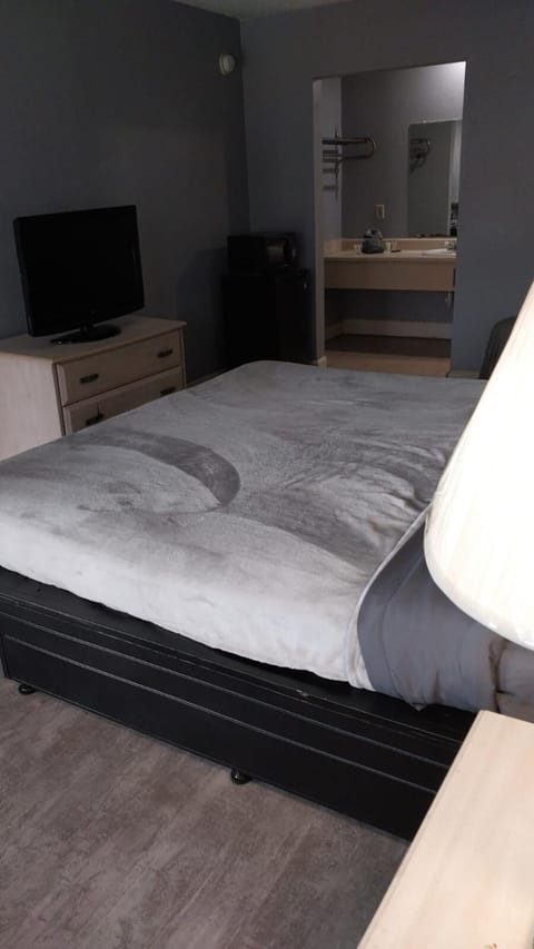 Bed, TV and multimedia, Photo of the whole room