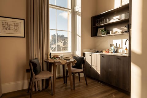 Kitchen or kitchenette, Dining area